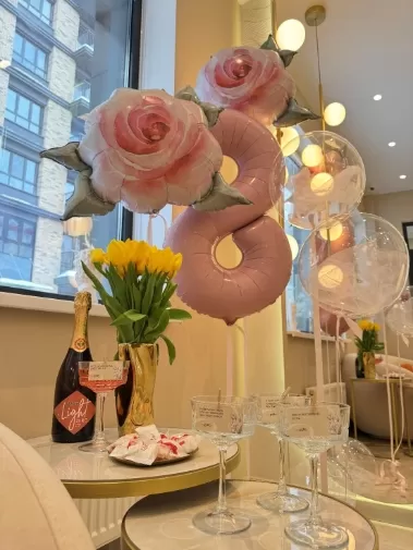 В честь 8 марта в филиале Nagollo в Уфе прошли праздничные мероприятия: клиентов угощали игристым, авторскими десертами, клубникой в шоколаде, были организованы фотозоны.